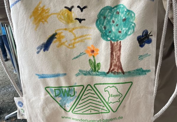 Eine Kinderzeichnung auf einem Stoffbeutel